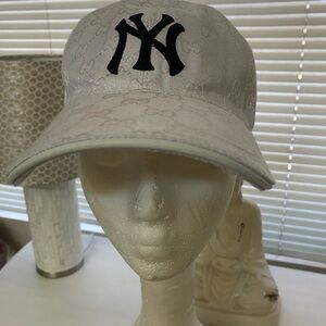 Authentic Gucci Yankees White Cap with Navy Blue Logo/Unisex/Italy/SZ M